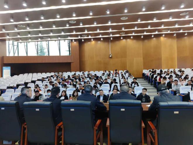 观山J9九游会湖公安分局组织召开易制毒化学品管理及安全生产工作培训会(图4) 观山J9九游会湖公安分局组织召开易制毒化学品管理及安全生产工作培训会(图4)