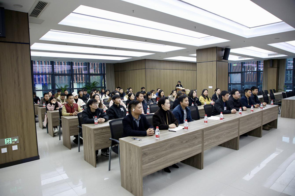 全国首期数字化管理师学员培训班在永川大数据园区启动(图1) 全国首期数字化管理师学员培训班在永川大数据园区启动(图1)